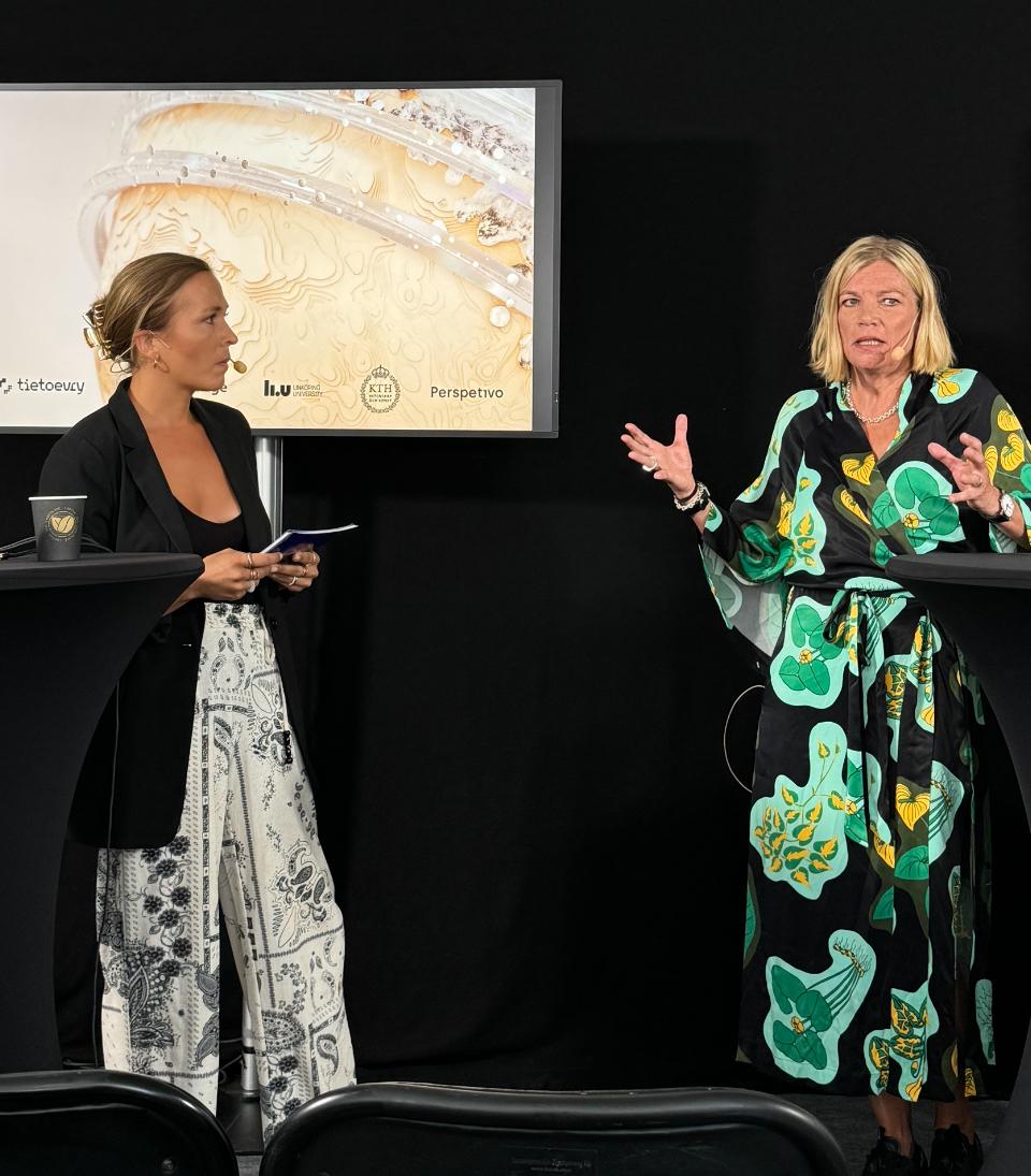 Anna Gulliksen föreläser på en konferensscen